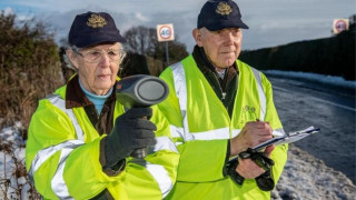 Πήραν το νόμο στα χέρια τους –Με ραντάρ ταχύτητας κυνηγούν τους «γκαζιάρηδες» οδηγούς
