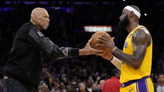 NBA: H συγκλονιστική στιγμή που ο Καρίμ Αμπντούλ-Τζαμπάρ παραδίδει τη σκυτάλη στον Λεμπρόν Τζέιμς