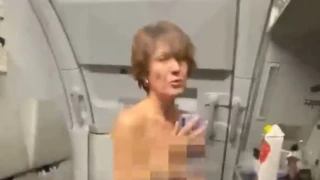 Aeroflot: Ημίγυμνη γυναίκα προσπάθησε να μπει στο πιλοτήριο