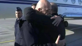 Στέιτ Ντιπάρτμεντ: Συγκινητική η εικόνα Δένδια - Τσαβούσογλου πάνω από τα συντρίμμια