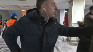 Τουρκία: Ρεπόρτερ κρύβει το μικρόφωνο για να μην ακουστούν διαμαρτυρίες κατά του Ερντογάν