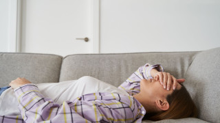 Γιατί μας παίρνει πιο εύκολα ο ύπνος στον καναπέ απ’ ό,τι στο κρεβάτι;