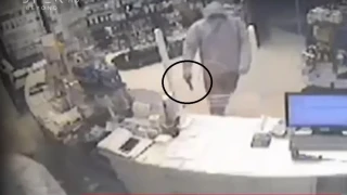 Θεσσαλονίκη: Βίντεο ντοκουμέντο από τον ληστή που μπουκάρει σε φαρμακείο με μαχαίρι