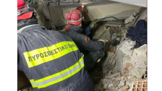 Βίντεο ντοκουμέντο: Η ΕΜΑΚ διασώζει 9χρονο κοριτσάκι λίγο μετά το φονικό σεισμό στην Τουρκία