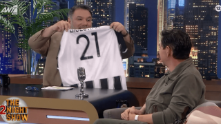 Ο Αρναούτογλου έκανε δώρο φανέλα του Μπίσεσβαρ στον... Φατσέα