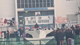 ΑΠΘ: Ζωγράφισαν κορώνα στο κεφάλι του πρύτανη και έγραψαν «κάψτε τον βασιλιά καρνάβαλο»