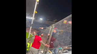 Έπος: Φίλος της Μπάρτσα «ψείρισε» το καπέλο ψευτονταή οπαδού της Γιουνάιτεντ