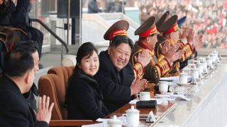 Β. Κορέα: Ο Κιμ Γιονγκ Ουν εμφανίστηκε σε γήπεδο ποδοσφαίρου με την κόρη του