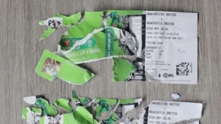 Νιούκαστλ: Οπαδός έβγαλε στο... σφυρί τον σκύλο του επειδή του έφαγε το εισιτήριο για τον τελικό του Carabao Cup