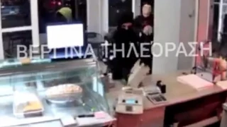 Θεσσαλονίκη: Κουκουλοφόροι ξηλώνουν ταμειακή μπροστά στα μάτια του καταστηματάρχη