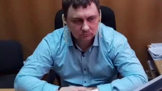 Ρώσος πολιτικός παρακολούθησε την ομιλία Πούτιν με μακαρόνια στα αυτιά