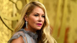 Πασίγνωστη ηθοποιός εμφανίστηκε σε βραβεία με μπαστούνι