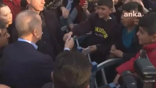 Ο Ερντογάν προκάλεσε μοιράζοντας λεφτά σε σεισμόπληκτα παιδιά