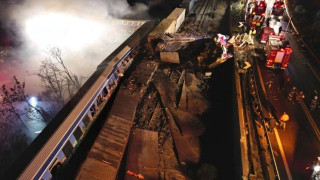 Τραγωδία στα Τέμπη: Σιωπηρή διαμαρτυρία φοιτητών στο σιδηροδρομικό σταθμό