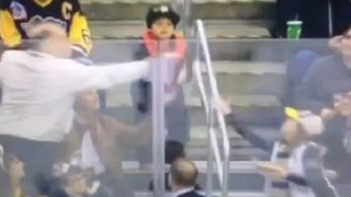 «Κάφρος» φίλαθλος σε αγώνα χόκεϊ (vid)