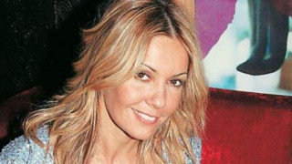 Με αβυσσαλέο ντεκολτέ στο Κολωνάκι η Παππά! (pic)