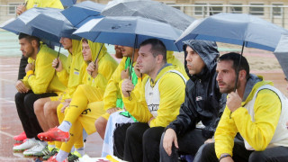 Με ομπρέλες στα χέρια για να μην γίνουν μούσκεμα!