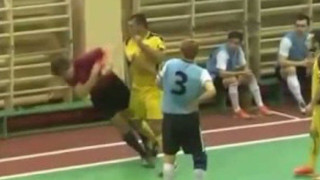 Ποδοσφαιριστής «ξαπλώνει» διαιτητή, με εξαιρετικό δεξί κροσέ!(VIDEO)