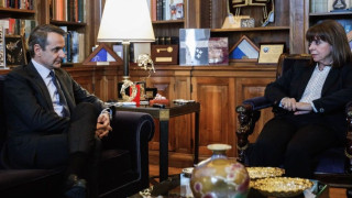 Μητσοτάκης σε Σακελλαροπούλου: «Δεν γίνεται να μην μπορούν να συνεννοηθούν οι σταθμάρχες»