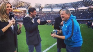 Επική στιγμή στο Νάπολι-Αταλάντα: Ο φροντιστής «μπούκαρε» στο γήπεδο για να προσφέρει...καφέ