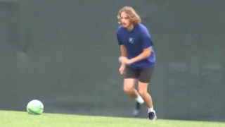 Ο Στέφανος Τσιτσιπάς σε ρόλο... ποδοσφαιριστή (vid)