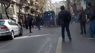 Αντιδράσεις για το γερανό της ΕΛΑΣ που έκανε ελιγμούς ανάμεσα σε διαδηλωτές