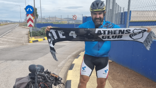 Οπαδός του ΟΦΗ πήγε στη Λιβαδειά με ποδήλατο για την αγαπημένη του ομάδα