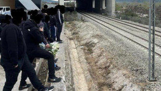 Φίλοι του ΠΑΟΚ στο σημείο της τραγωδίας των Τεμπών: «Όσο σάπια και να είναι αυτή η κοινωνία θα την ανατρέψουμε»