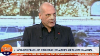 Πρώτη εμφάνιση Βαρουφάκη μετά την επίθεση - Εμφανή τα σημάδια από τον ξυλοδαρμό