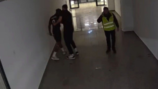 Πρωτοφανές σκηνικό στη Ρουμανία: Παίκτης αποβλήθηκε, έφυγε από το παρκε και γύρισε με μεταλλικό κοντάρι