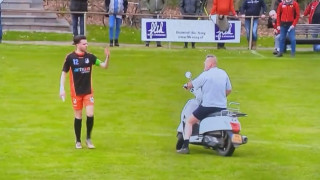 Επικό «μπουκάρισμα»: Οπαδός εισέβαλε στο γήπεδο με σκούτερ γιατί ενόχλησαν το άλογό του