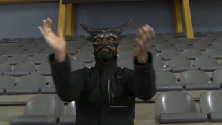 Ο μασκοφόρος σκηνοθέτης στο βόλεϊ ΠΑΟΚ-Ολυμπιακός έγινε Viral: «Το κάνω 15 χρόνια»