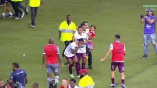 Ιντερνασιονάλ: Μπήκε στο γήπεδο με παιδί στην αγκαλιά και κλώτσησε αντίπαλο!