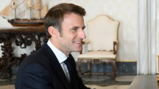 Μακρόν: Φορούσε ρολόι αξίας 80.000 ευρώ σε συνέντευξη και λίγο μετά.. το έβγαλε