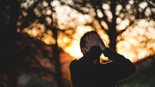 Η απλή -αλλά αηδιαστική- κίνηση που «γιατρεύει» το άγχος: Τι βρήκαν επιστήμονες