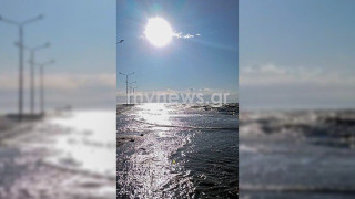 Θεσσαλονίκη: Μανιασμένα κύματα «κατάπιαν» την παραλιακή