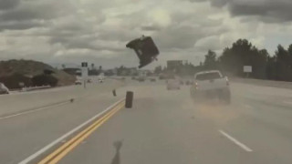 ΗΠΑ: Αυτοκίνητο στον... αέρα αφού χτύπησε σε λάστιχο