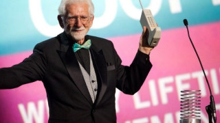 Τρολάροντας τον ανταγωνιστή: Τι είπε ο δημιουργός του κινητού στο πρώτο του τηλεφώνημα