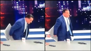 Ο Άδωνις πήγε να πέσει από την καρέκλα live σε εκπομπή