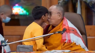 Δαλάι Λάμα: Σάλος με βίντεο που τον δείχνει να ζητά από αγοράκι να του ρουφήξει τη γλώσσα