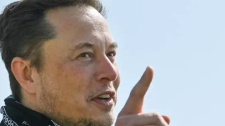 Έλον Μασκ για ανεμβολίαστους: «Πέρασαν τρία χρόνια – Δεν θα έπρεπε να είναι όλοι νεκροί;»