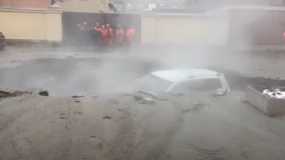 ﻿Βίντεο: Τρύπα με βραστό νερό άνοιξε ξαφνικά σε δρόμο της Αγίας Πετρούπολης και κατάπιε αυτοκίνητο