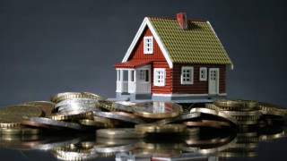 Έρχονται ανακοινώσεις για το «πάγωμα» επιτοκίων στα στεγαστικά δάνεια