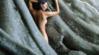 Σάλος στο Μπαλί με φωτογραφίες γυμνής γυναίκας σε ιερό δέντρο (pics)