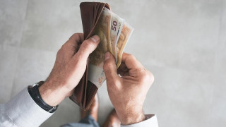 Σε ποια ηλικία γινόμαστε οικονομικά ανεξάρτητοι; Γονείς και παιδιά έχουν διαφορετική άποψη