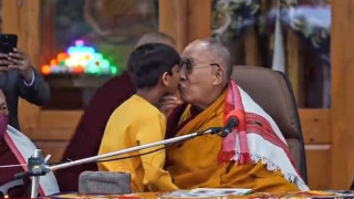 Δαλάι Λάμα: Εκθετειμένος μετά το φιλί με το παιδί