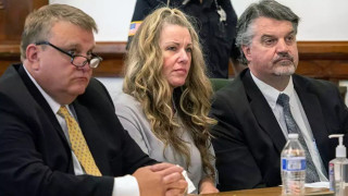 Δικάζεται η μητέρα που σκότωσε τα παιδιά της γιατί πίστευε ότι είναι ζόμπι: «Με χρήματα, δύναμη και σεξ πήρε αυτό που ήθελε»