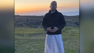 Στροφή καριέρας για τον Μαζωνάκη; Ποζάρει με λευκά... ράσα!