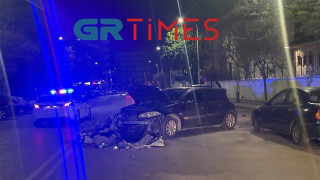 Θεσσαλονίκη: Αυτοκίνητα συγκρούστηκαν μετωπικά και έγιναν... σμπαράλια!