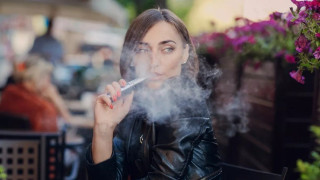 Άτμισμα: Η γεύση που το καθιστά πιο τοξικό και επικίνδυνο για τους πνεύμονες